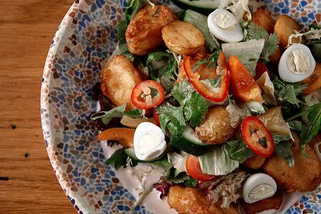 Теплый салат Сабих с морским окунем в темпуре