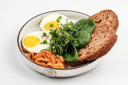 Яичница с лососем слабой соли и картофельными драниками