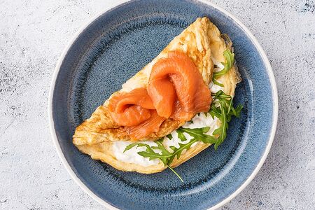 Омлет, лосось, трюфельный сыр, салат рукола