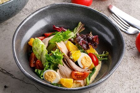 Салат с хумусом и утиной грудкой