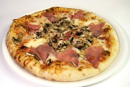 Пицца с ветчиной и грибами