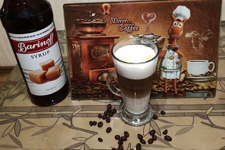 Кофе с молоком и сиропом Карамель, Ваниль, Лесные орехи (на выбор)