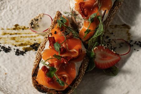 Брускетта с сёмгой и сыром страчателла