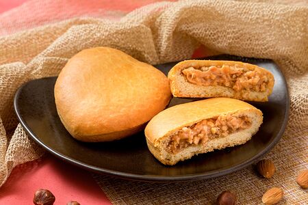 Пирожок с орехом и сгущенным молоком