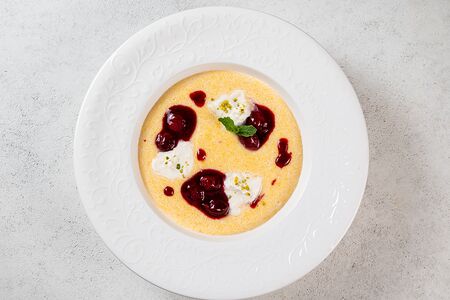 Каша кукурузная со страчателлой и вишней