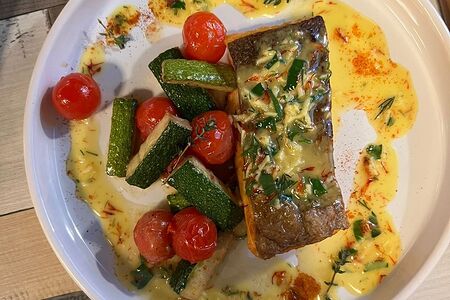 Филе лосося с соте из овощей