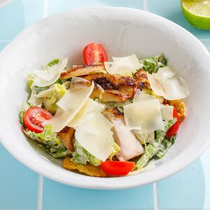 Салат Цезарь с цыпленком
