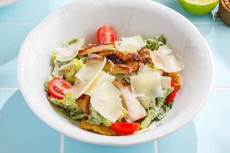 Салат Цезарь с цыпленком