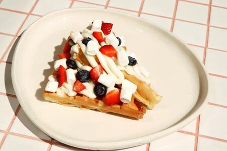 Сливочный соус и свежие ягоды