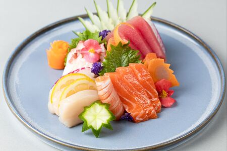 Сет сашими из тунца, форели, осьминога и гребешка