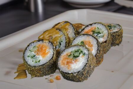 Ролл Темпура с мурманским лососем и огурцом