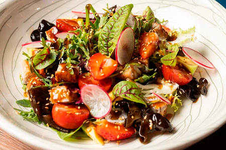 Салат с угрем, грибами муэр и клубникой