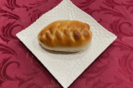 Пирожок с луком и яйцом