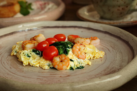 Яйцо скрэмбл с креветками, шпинатом и помидорами черри