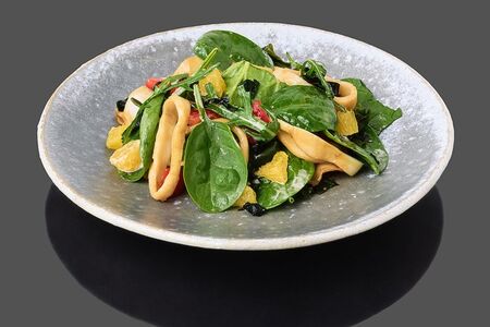 Салат с кальмарами на гриле и ореховым соусом