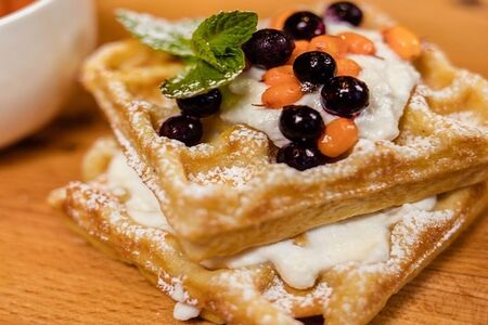 Вафли с творожным кремом и ягодами