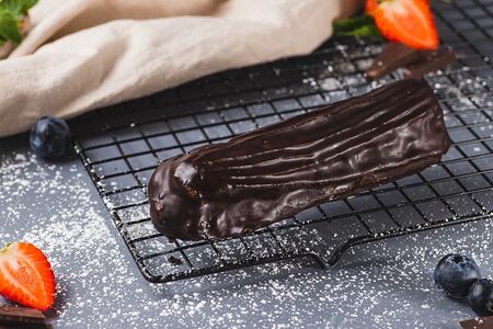 Эклер с шоколадным кремом