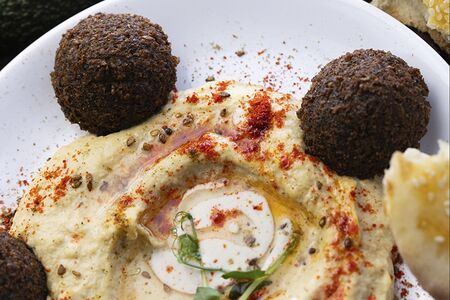 Фалафель израильский с хумусом и тахини на тарелке