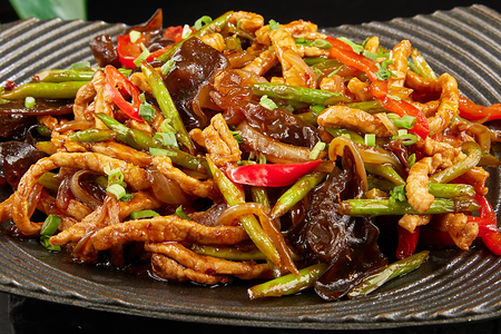 Свинина со стрелками чеснока