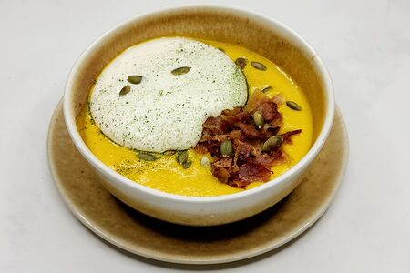 Тыквенный крем-суп с муссом из пармезана и беконом