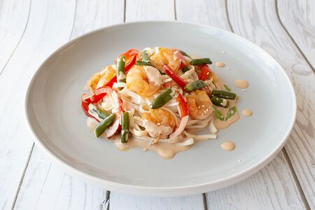 Вок с креветкой в сливочном соусе