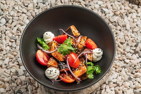 Азиатский салат с баклажанами и томатами черри