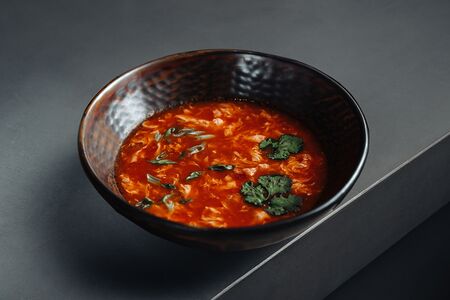 Томатный острый суп с яйцом и беконом