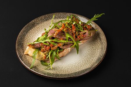 Брускетта с ростбифом