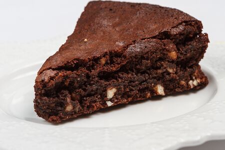 Тёплый шоколадный пирог с фундуком