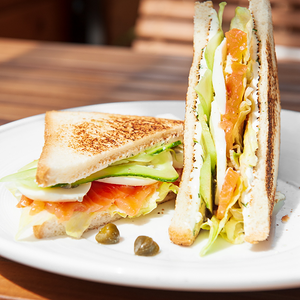 Сэндвич с красной рыбой