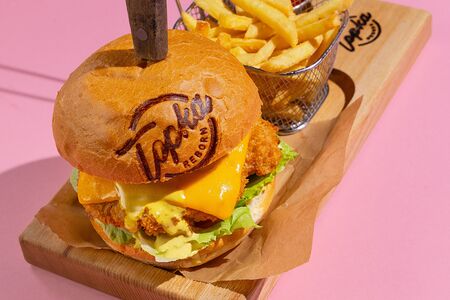 Бургер с курицей, луковыми кольцами и пивным соусом