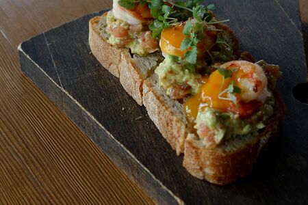 Брускетта Креветка-гуакамоле