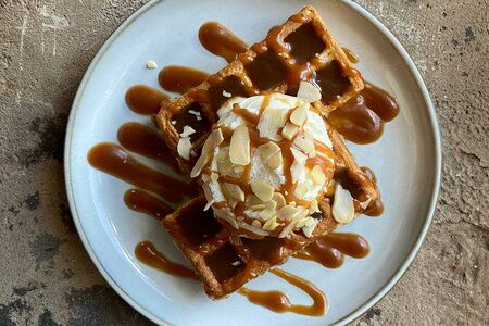 Вафля с соленой карамелью и мороженным