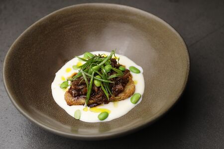 Картофельный крокет, говяжья щека, соус Унаги