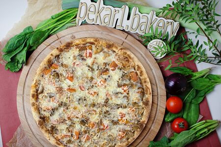 Пицца с курицей и помидорами