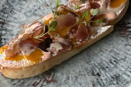 Брускетта с пармской ветчиной и соусом Спайси-манго