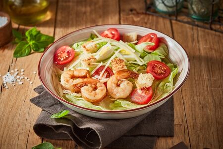 Салат Цезарь с креветками
