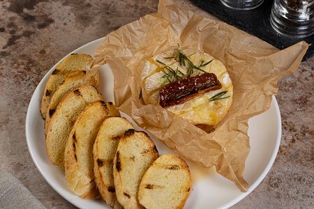 Камамбер, запеченный с гренками