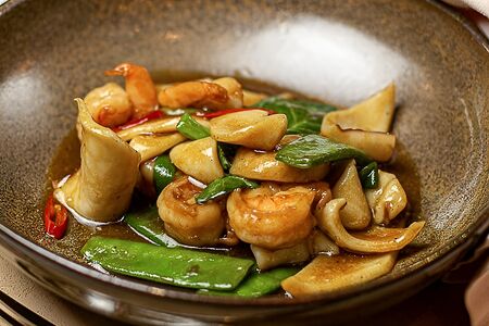 Вок с морепродуктами в устричном соусе