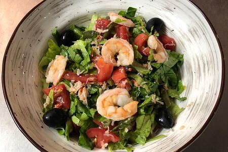 Салат из крабов и тигровых креветок под соусом цитронет