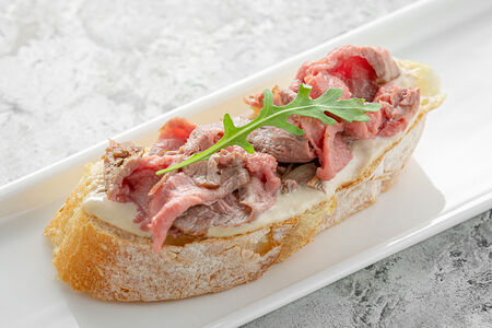 Брускетта с мраморной говядиной