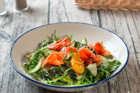 Салат с форелью