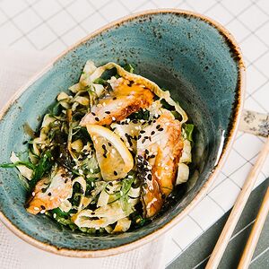 Салат из чуки, японского омлета, копченого угря под ореховым соусом