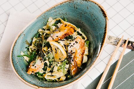 Салат из чуки, японского омлета, копченого угря под ореховым соусом