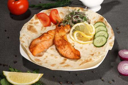 Стейк из семги барбекю с овощным гарниром