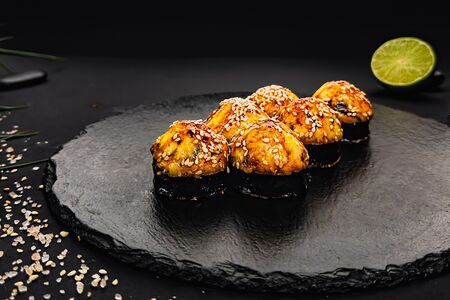 Запеченный ролл с креветкой