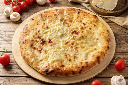 Осетинский пирог с курицей, сыром, грибами и помидорами