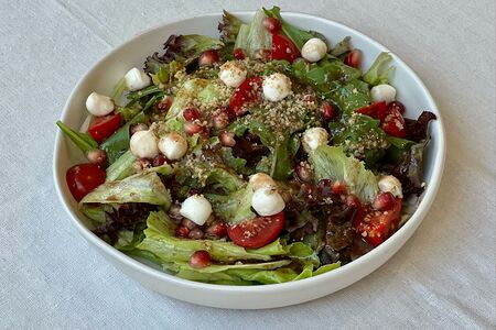 Салат с рукколой, моцареллой и гранатовым соусом
