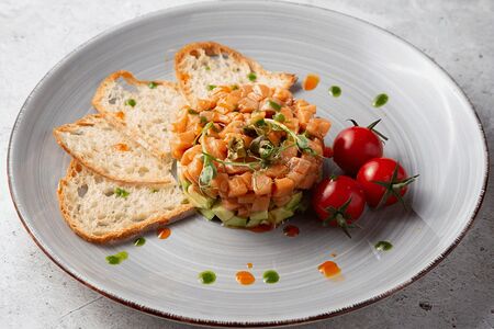 Тартар с лососем и авокадо