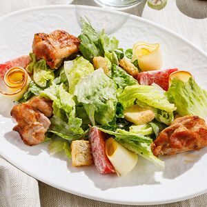 Теплый салат с курицей и копченым сыром сулугуни